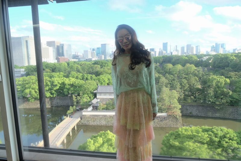 Hồ Quỳnh Hương ngắm hoàng cung Nhật cùng đại diện tờ báo lớn nhất Nhật Bản